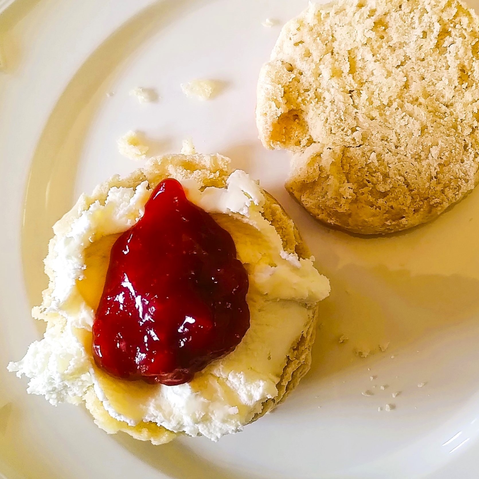 Gentleman for a Day La Ninfea Rezept Cream Tea Barbara Heindlmeier Scones und selbstgeamachte Clotted Cream