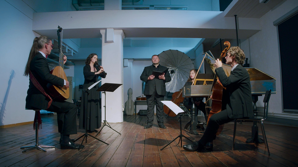 Traditional "Ach bittrer Winter" I Ensemble La Ninfea Ein Bild, das das Ensemble La Ninfea beim Musizieren des Arrangementes zum Lied "Ach bittrer Winter" zeigt. Auf dem Bild sind Simon Linné (Theorbe), Barbara Heindlmeier (Blockflöte), Christian Heim (Viola da Gamba), Mira Lange (Cembalo) und der Tenor Mirko Ludwig zu sehen.