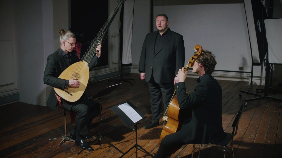 Monsieur Bouvard "Air sérieux L'Hyver" (ed. Ballard) I Ensembel La Ninfea Ein Bild, das das Ensemble La Ninfea beim musizieren der "Air sérieux L'Hyver" von Monseur Bouvard zeigt. Tenor (Mirko Ludwig), Viola da Gamba (Christian Heim), Theorbe (Simon Linné)